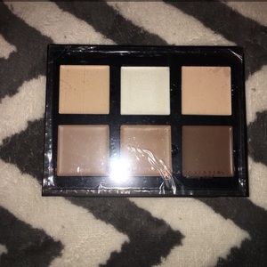 Fair skin Anastasia Beverly Hill contour palette